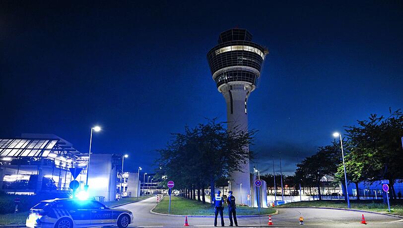 Wegen Feueralarms wurde der Flughafen-Tower evakuiert. Wegen Feueralarms wurde der Flughafen-Tower evakuiert.