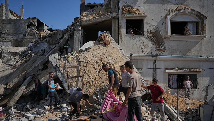 Palästinenser am Ort eines israelischen Luftangriffs im Gazastreifen. (Archivbild) Palästinenser am Ort eines israelischen Luftangriffs im Gazastreifen. (Archivbild)