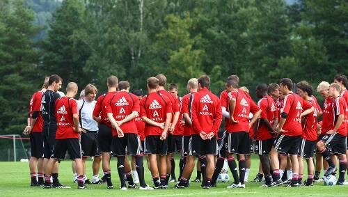 „Die Lernfähigkeit hat die Mannschaft schon immer ausgezeichnet“: Club-Trainer Michael Oenning (graues Trikot) beim „Unterricht“. „Die Lernfähigkeit hat die Mannschaft schon immer ausgezeichnet“: Club-Trainer Michael Oenning (graues Trikot) beim „Unterricht“.