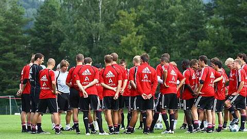 &bdquo;Die Lernfähigkeit hat die Mannschaft schon immer ausgezeichnet&ldquo;: Club-Trainer Michael Oenning (graues Trikot) beim &bdquo;Unterricht&ldquo;.