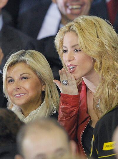 Shakira beim "El CLásico" zwischen dem FC Barcelona und Real Madrid. Vor Kurzem wurde offiziell bekannt, dass sie jetzt mit Barca-Star Gerard Piqué zusammen ist.