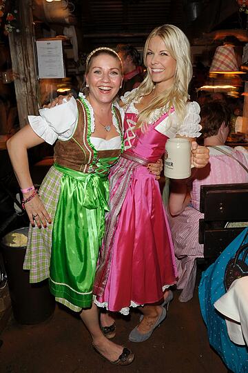 Promis natürlich auch im Käferzelt: Fernsehmoderatorin Aleksandra Bechtel feiert hier - und glänzt in Grün. Mit von der Partie: Moderatorin Tina Kaiser in Pink.