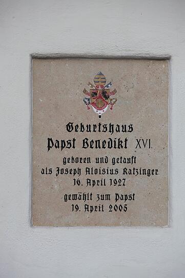 In diesem Haus am Marktplatz wurde Joseph Ratzinger 1927 geboren. Eine Gedenktafel am Eingang erinnert an den prominenten Bewohner.
