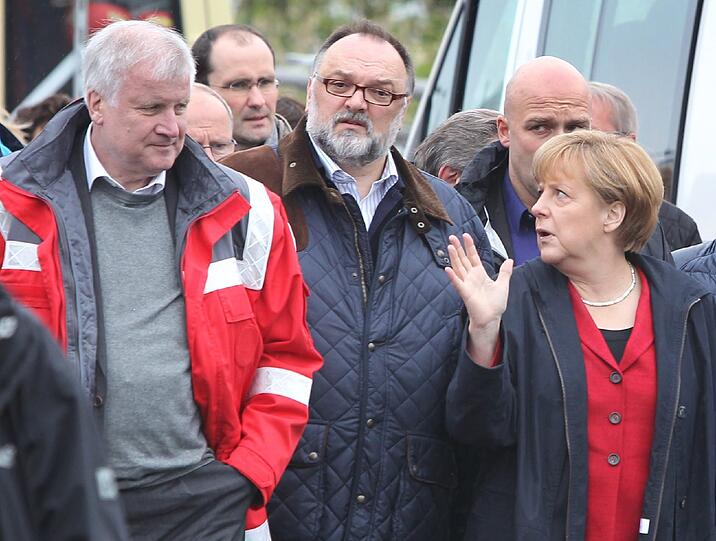Angela Merkel (CDU) und Horst Seehofer (CSU) besuchen das überflutete Passau. Den Hochwasser-Opfern wurde schnelle Hilfe zugesichert.