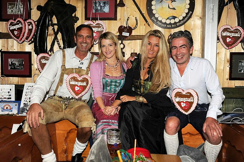 Kare und Dresscoded: Promis feiern in in der Hochreiter`s Haxenbraterei auf der Wiesn 2013