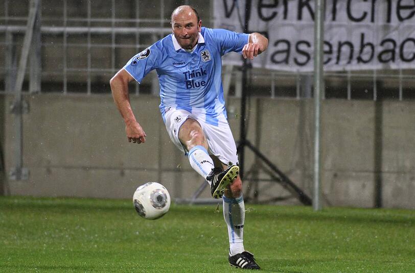 Thomas Miller kickte beim Benefiz-Spiel zugunsten von Olaf Bodden mit - sein Trikot wird versteigert
