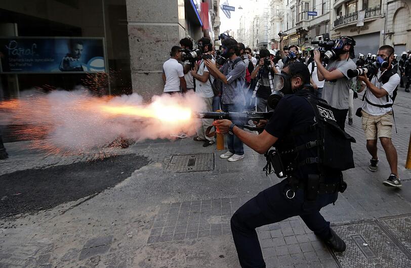 31. Mai 2013 Wegen der gewaltsamen Räumung eines Protestcamps in Istanbul, das die Zerstörung des Gezi-Parks am Taksim-Platz verhindern sollte, kommt es zu landesweiten Protesten gegen Ministerpräsident Recep Tayyip Erdogan. Mindestens fünf Menschen werden getötet.
