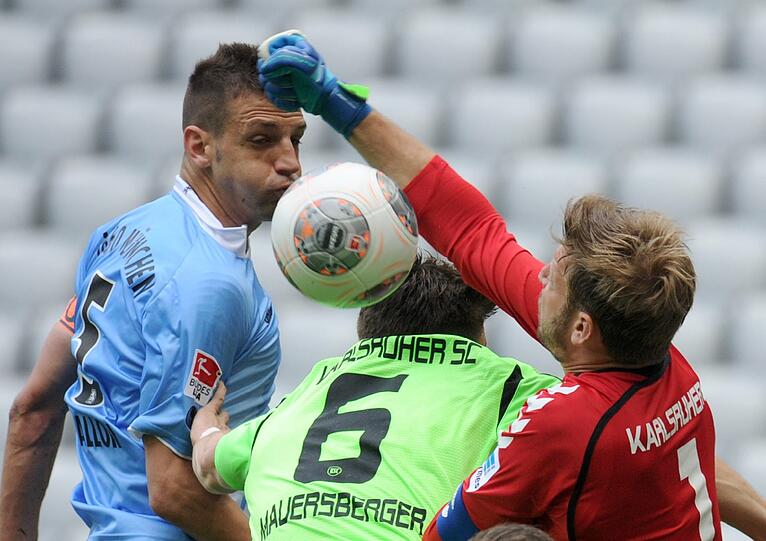 Guillermo Vallori (links) sitzt in Fürth zumindest wieder auf der Bank.