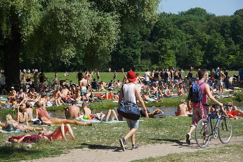 Der Sommer ist da und Münchens Bürger stürmen in den Englischen Garten! Sehen Sie hier die Bilder!