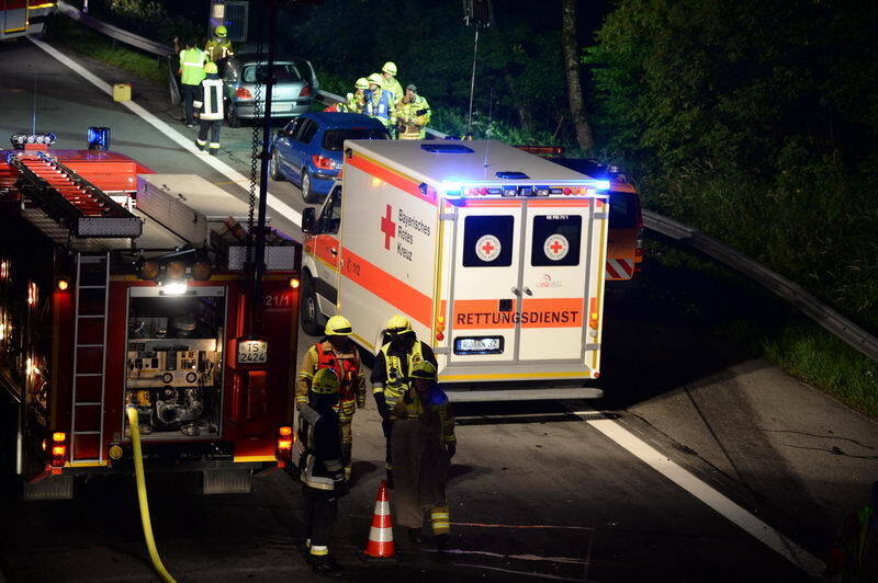 Unfall-Drama auf der A8 bei Grabenstätt: Eine französische Familie kracht mit ihrem Auto in ein Pannen-Auto. Bei dem Crash entsteht ein Trümmerfeld mit einer Länge von 300 Metern. Die Insassen kommen in die Klinik. Die Bilder...