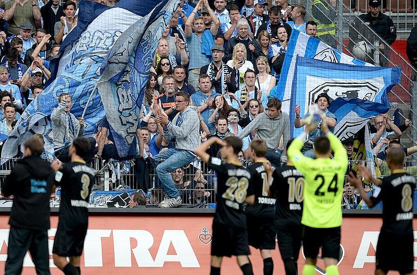 Die Löwen bedanken sich bei den Fans nach dem Sieg in St. Pauli.