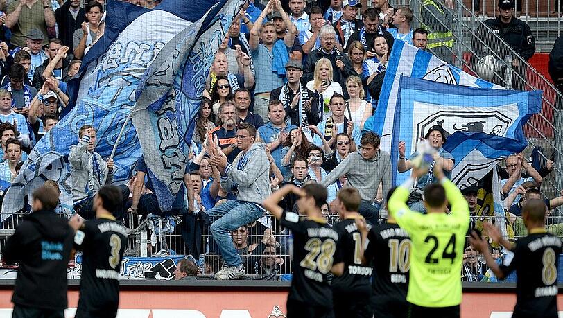 Die Löwen bedanken sich bei den Fans nach dem Sieg in St. Pauli. Die Löwen bedanken sich bei den Fans nach dem Sieg in St. Pauli.