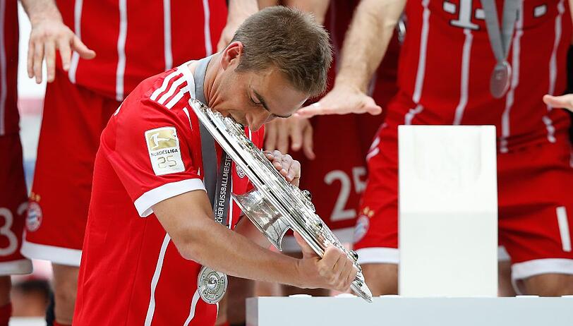 Zum fünften Mal nahm Kapitän Philipp Lahm nach dem letzten Spieltag die Meisterschale in Empfang &ndash; eingestellter Bundesliga-Rekord. Lediglich der ehemalige FCB-Kapitän Klaus Augenthaler hat ebenfalls diese Marke erreicht. Mit dem Titelgewinn 2017 feierte Lahm seine 8. deutsche Meisterschaft und zog mit den bisherigen Rekordmeistern Oliver Kahn, Mehmet Scholl und Bastian Schweinsteiger gleich.