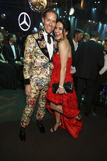 Top: Jens Hilbert in einem auffälligen Anzug sowie Marielle Ahrens in einem sexy Rosenkleid