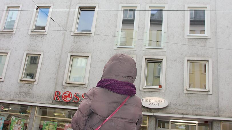 Mieterin Sylvia Berger vor ihrem Haus.
