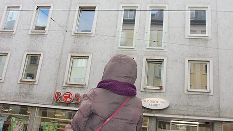 Mieterin Sylvia Berger vor ihrem Haus.