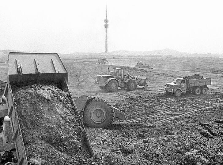 Vor dem Turm wird das Olympiagelände modelliert.