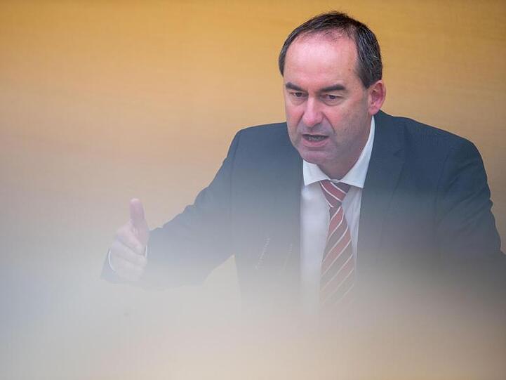Hubert Aiwanger (Freie Wähler) spricht im bayerischen Landtag. Foto: Lino Mirgeler/dpa/Archivbild