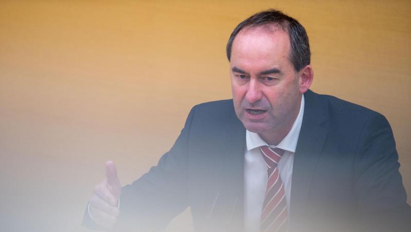 Hubert Aiwanger (Freie Wähler) spricht im bayerischen Landtag. Foto: Lino Mirgeler/dpa/Archivbild Hubert Aiwanger (Freie Wähler) spricht im bayerischen Landtag. Foto: Lino Mirgeler/dpa/Archivbild
