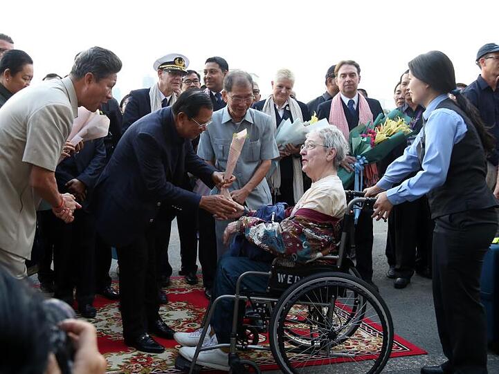 Hun Sen, Premierminister von Kambodscha, begrüßt im Hafen von Sihanoukville in Südkambodscha eine Passagierin des Kreuzfahrtschiffs "Westerdam".