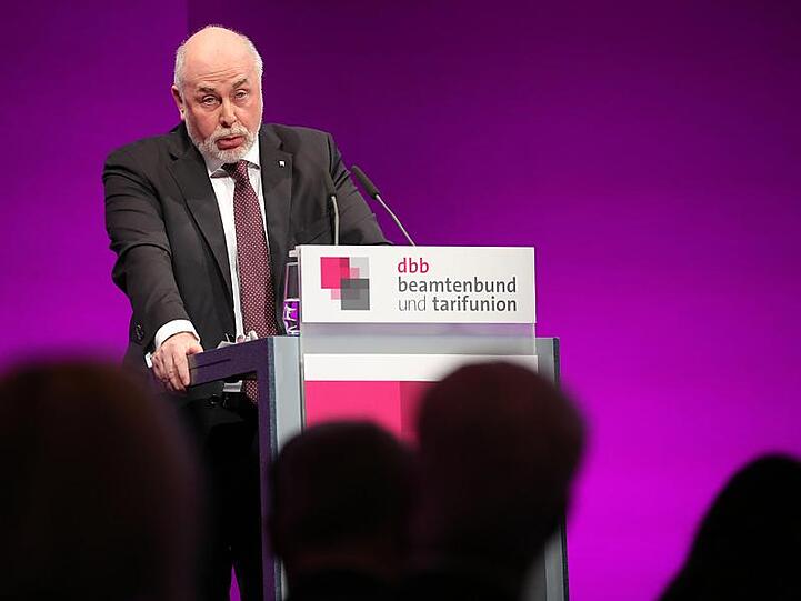 "Wer die Besten will, muss ihnen etwas bieten", sagte der Vorsitzende des Beamtenbundes dbb, Ulrich Silberbach.
