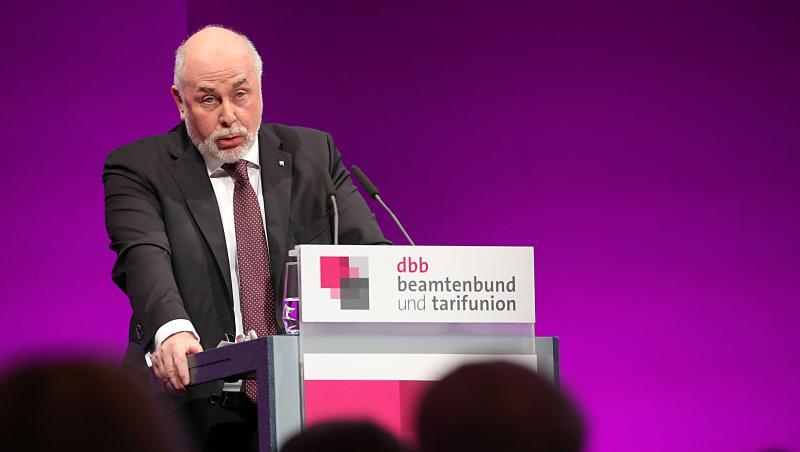 "Wer die Besten will, muss ihnen etwas bieten", sagte der Vorsitzende des Beamtenbundes dbb, Ulrich Silberbach. "Wer die Besten will, muss ihnen etwas bieten", sagte der Vorsitzende des Beamtenbundes dbb, Ulrich Silberbach.