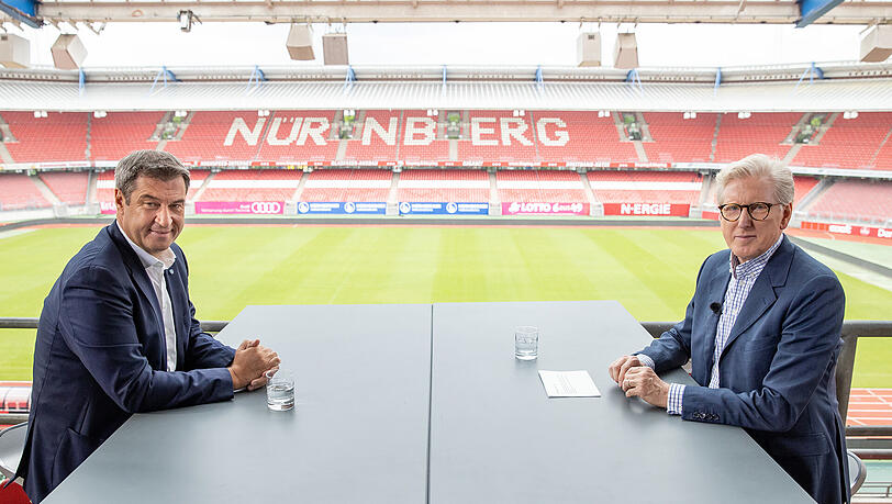 Ministerpräsident Markus Söder (CSU, l) und Theo Koll, Leiter des ZDF-Hauptstadtstudios Berlin beim ZDF-Sommerinterview im Max-Morlock-Stadion in Nürnberg.