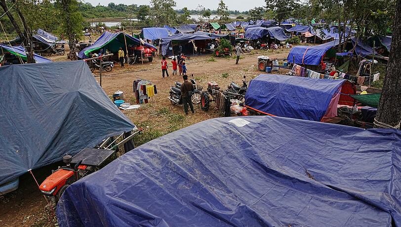 Evakuierte Menschen in der kambodschanischen Provinz Oddar Meanchey, wo sie auf einem Schulgel&auml;nde vor den K&auml;mpfen zwischen Thailand und Kambodscha Zuflucht suchen. (Archivbild)