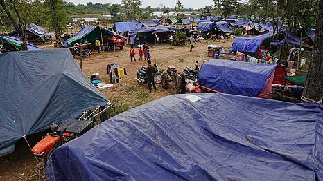 Evakuierte Menschen in der kambodschanischen Provinz Oddar Meanchey, wo sie auf einem Schulgel&auml;nde vor den K&auml;mpfen zwischen Thailand und Kambodscha Zuflucht suchen. (Archivbild)