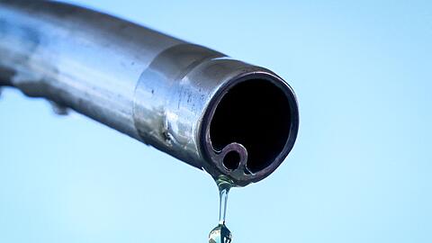 Im Netz verbreiten sich Falschbehauptungen &uuml;ber angeblich gestreckten Kraftstoff. (Archivbild)