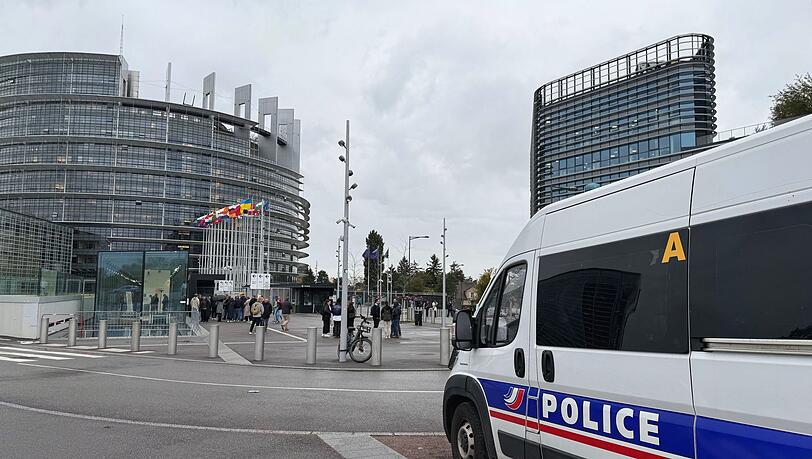 Mitglieder der ehemaligen ID-Fraktion sollen nach einem Parlamentsbericht in der vergangenen Legislaturperiode mindestens 4,3 Millionen Euro aus EU-Mitteln missbräuchlich verwendet haben. Mitglieder der ehemaligen ID-Fraktion sollen nach einem Parlamentsbericht in der vergangenen Legislaturperiode mindestens 4,3 Millionen Euro aus EU-Mitteln missbräuchlich verwendet haben.