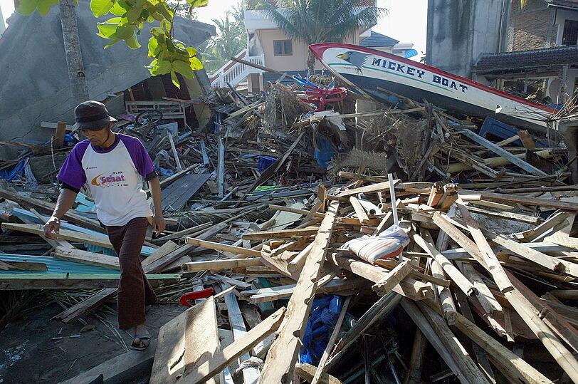 Bei den Erdstößen südlich der bei Touristen beliebten Stadt Yogyakarta sind schätzungsweise mehr als 6.200 Menschen getötet und mehr als 3400 verletzt worden.