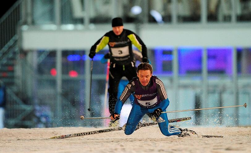 Die Läufer nähern sich der Ziellinie: Was macht der denn? Mross legt sich als Führender zwei Meter vor dem Ziel in den Schnee. Der Verfolger Sven Plöger wittert seine Chance noch vor dem Ziel an dem gestürzten Mross vorbeizuziehen.