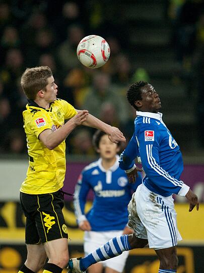 Insgesamt kam Annan aber nur 14 Mal bei Schalke zum Einsatz. Hier im Revierderby gegen den Lokalrivalen aus Dortmund.