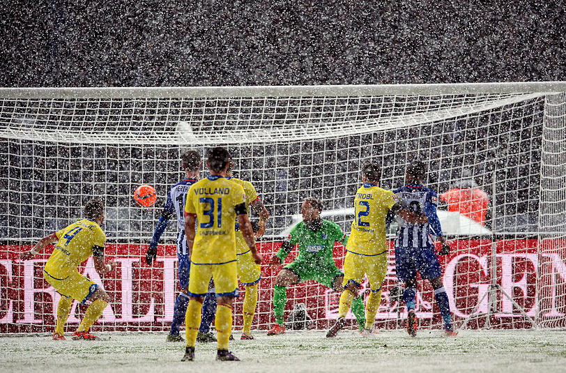 Hoffenheim-Keeper Baumann kann das Gegentor im Berliner Schneetreiben nicht verhinder.