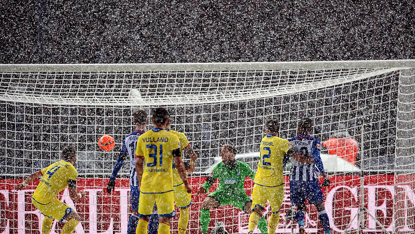 Hoffenheim-Keeper Baumann kann das Gegentor im Berliner Schneetreiben nicht verhinder. Hoffenheim-Keeper Baumann kann das Gegentor im Berliner Schneetreiben nicht verhinder.