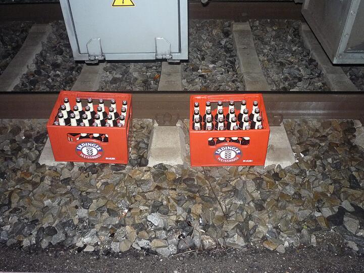 Im Gleisbereich stellten die drei Jugendlichen zwei Bierkästen ab.