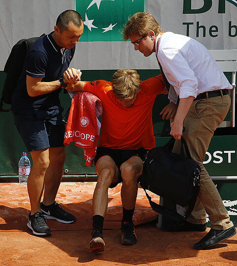Schlimme Szenen bei den French Open: Der Belgier David Goffin verletzt sich bei seinem Drittrundenmatch gegen den Argentinier Horacio Zeballos.