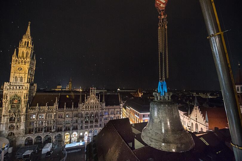 Von der Ankunft auf dem Lkw bis rauf in den Turm - verfolgen Sie den Weg der Jubiläumsglocke in Bildern.