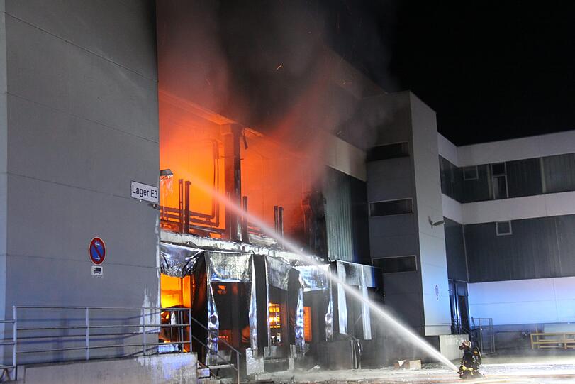 Am Mittwochabend stand die Lagerhalle in Flammen.