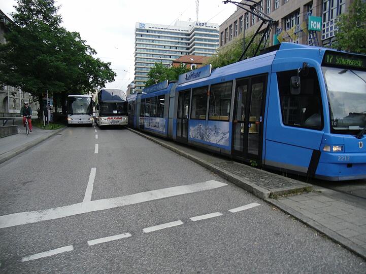 Trambahn-Unfall am Hauptbahnhof: Ein etwa 50-jähriger Mann ist vor den Zug gerannt und dabei schwer verletzt worden. Die Bilder
