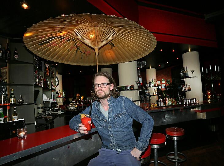 Florian Riedel an der längsten Bar Münchens &ndash; er muss schließen und liegt mit der Stadt im Clinch.
