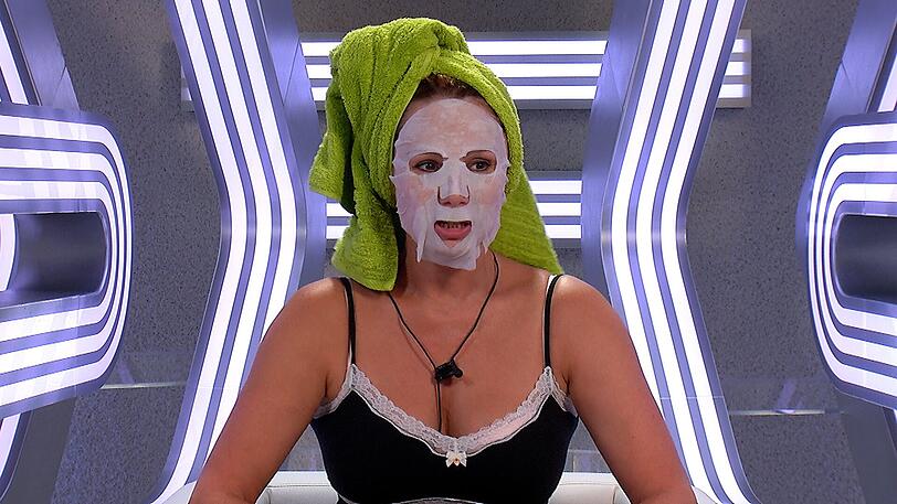 Dolly mit Maske im Sprechzimmer.
