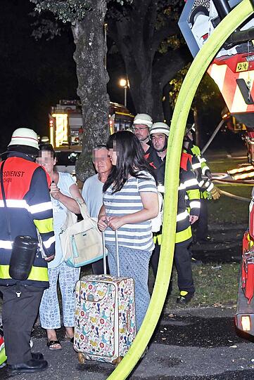 Bei dem Brand wurden drei Menschen verletzt.