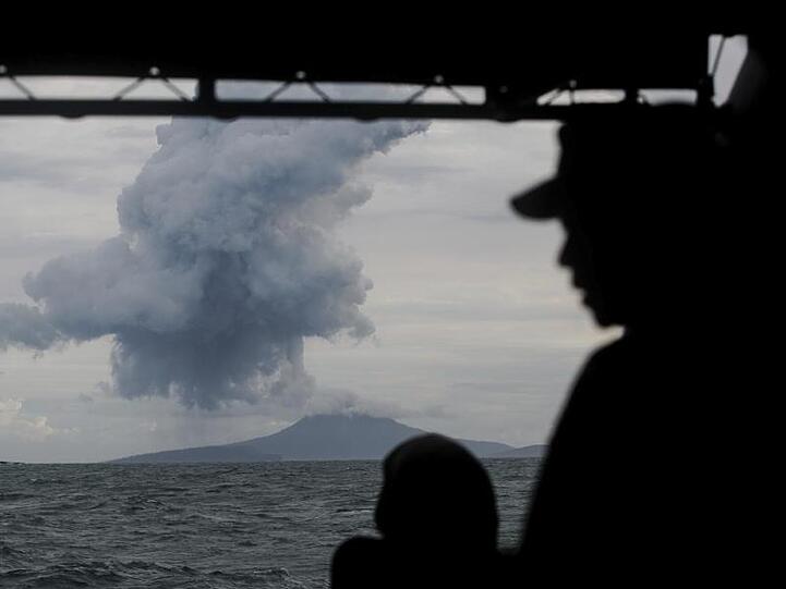 Marinesoldaten beobachten eine Rauchwolke über dem Vulkan Anak Krakatau.