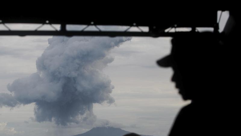 Marinesoldaten beobachten eine Rauchwolke über dem Vulkan Anak Krakatau. Marinesoldaten beobachten eine Rauchwolke über dem Vulkan Anak Krakatau.