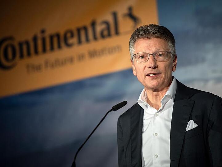 Continental-Vorstandschef Elmar Degenhart spricht beim Richtfest für die neue Continental-Unternehmenszentrale.