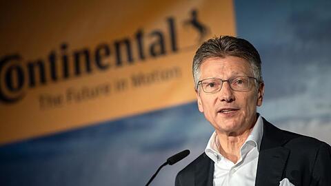 Continental-Vorstandschef Elmar Degenhart spricht beim Richtfest für die neue Continental-Unternehmenszentrale.