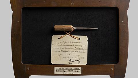 Die Feile, mit der Kaiserin Elisabeth 1898 ermordet wurde, eingerahmt mit einem Inventarverweis der Spurensicherung Genf.