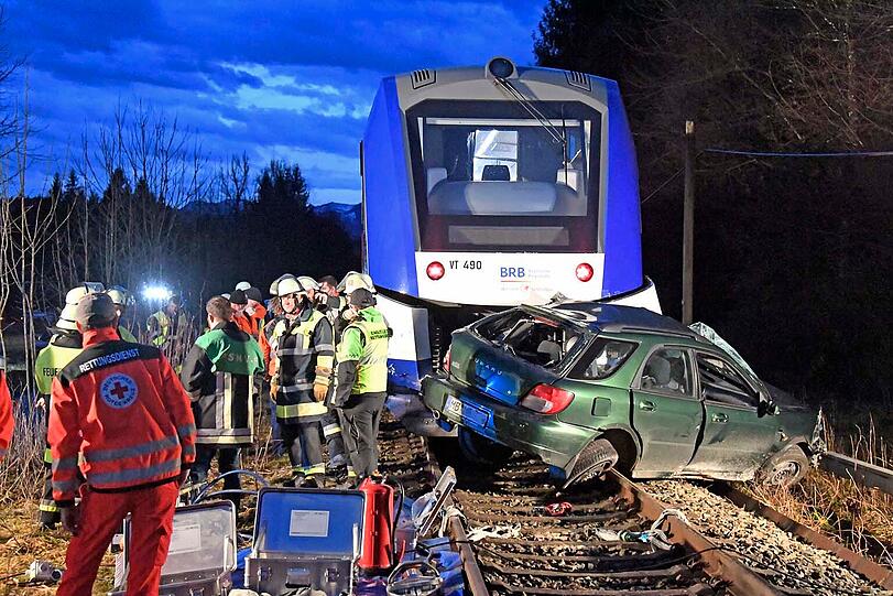 Ein Zug der BOB erfasste das Auto und schleifte es mit.